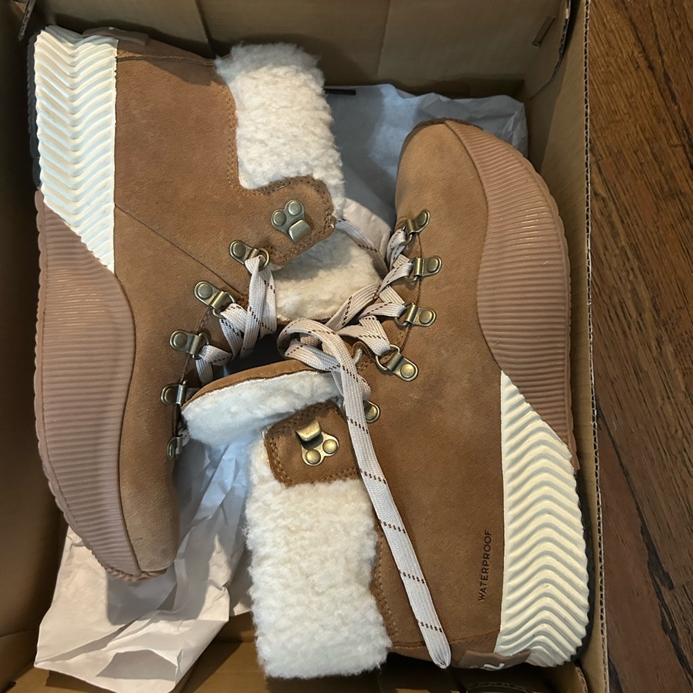 Sorel Tan Winter Boots with Cream Fur, Waterproof, like new, box included